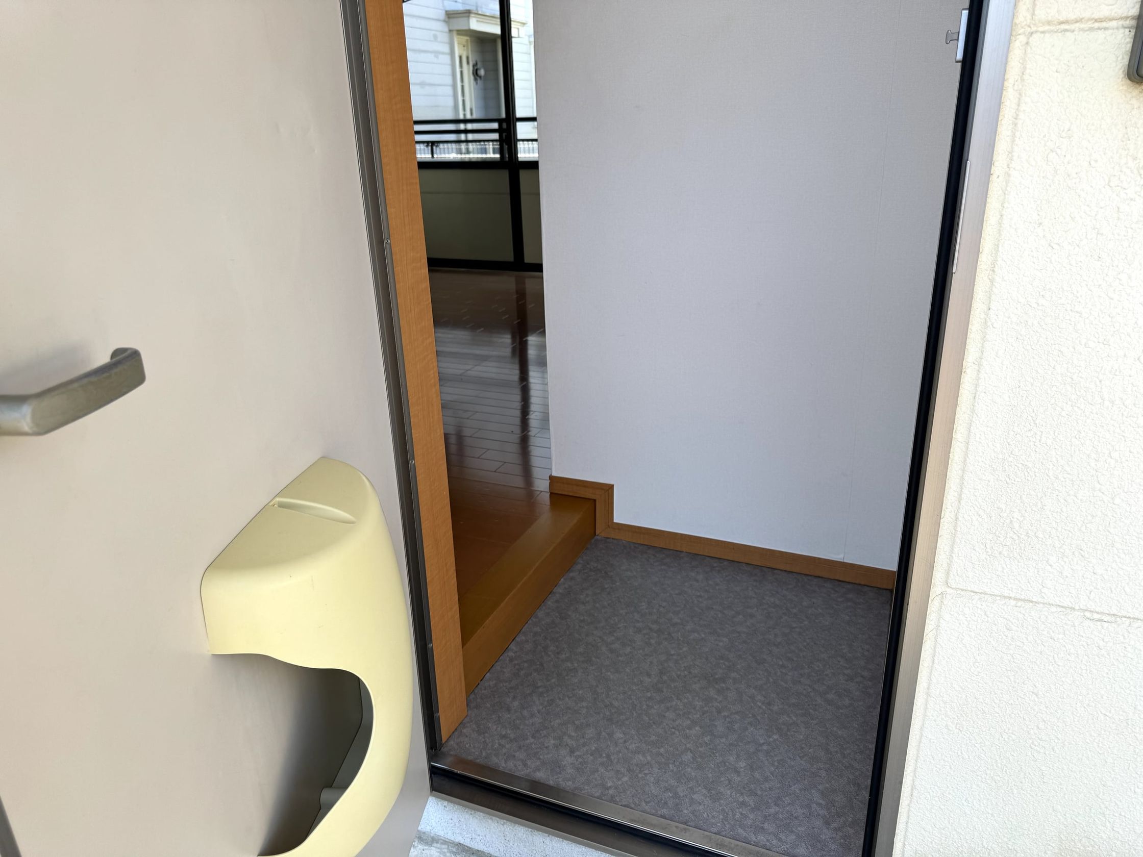 ドアを開けた玄関から、部屋の中を見たところ