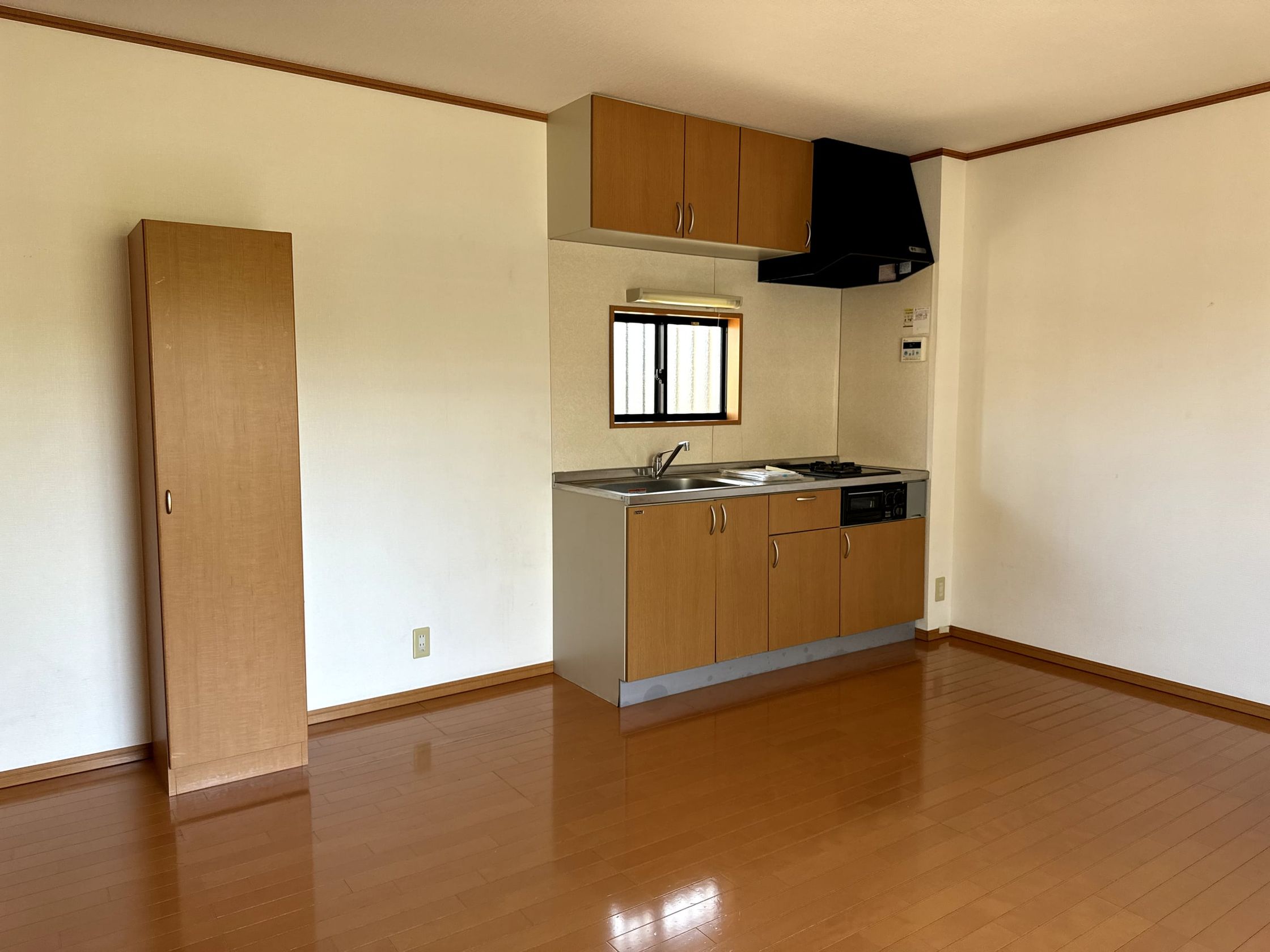 フローリングの部屋の一角にある台所