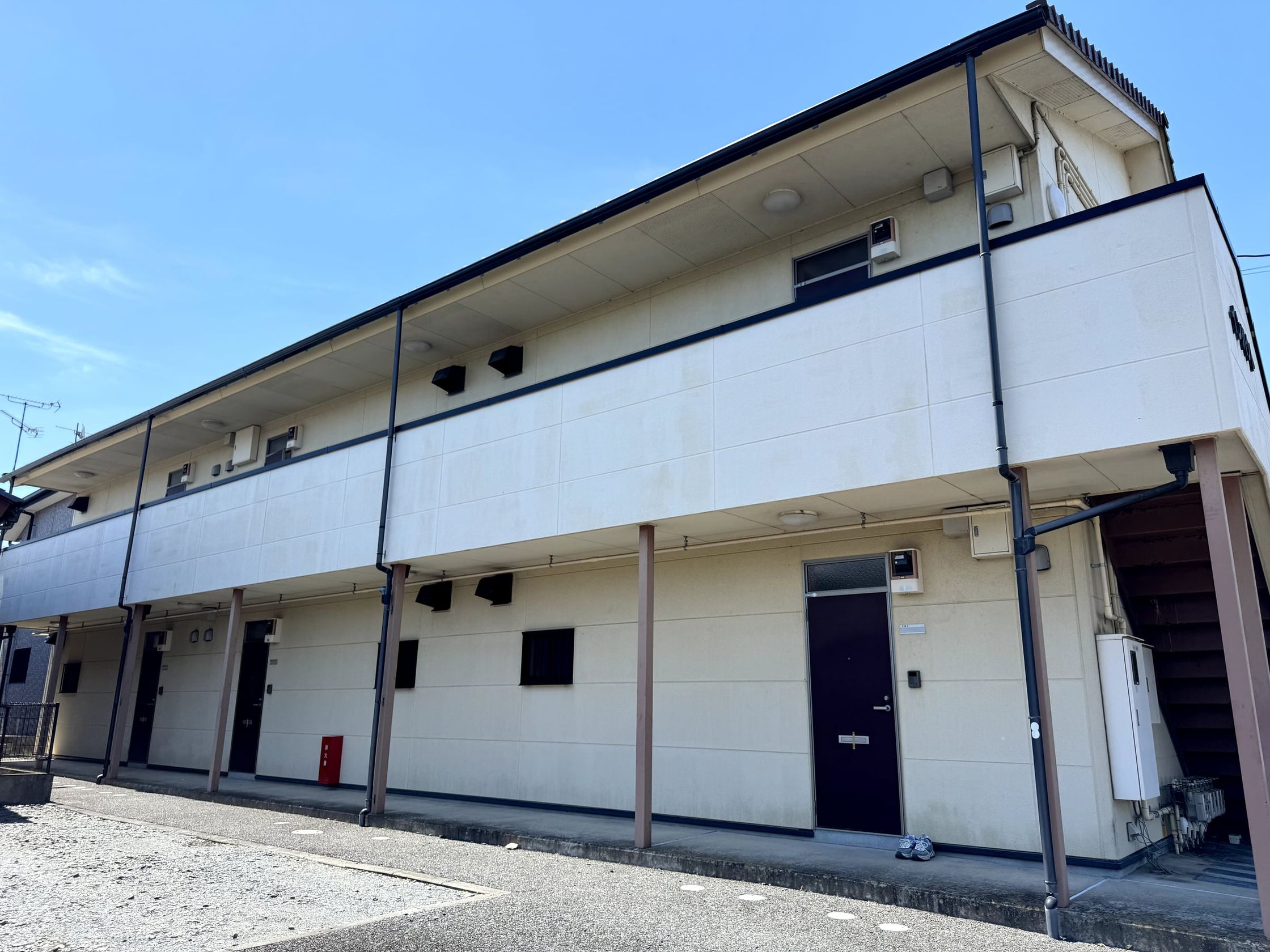 各部屋の玄関が並ぶ、建物の 1 階と 2 階の通路