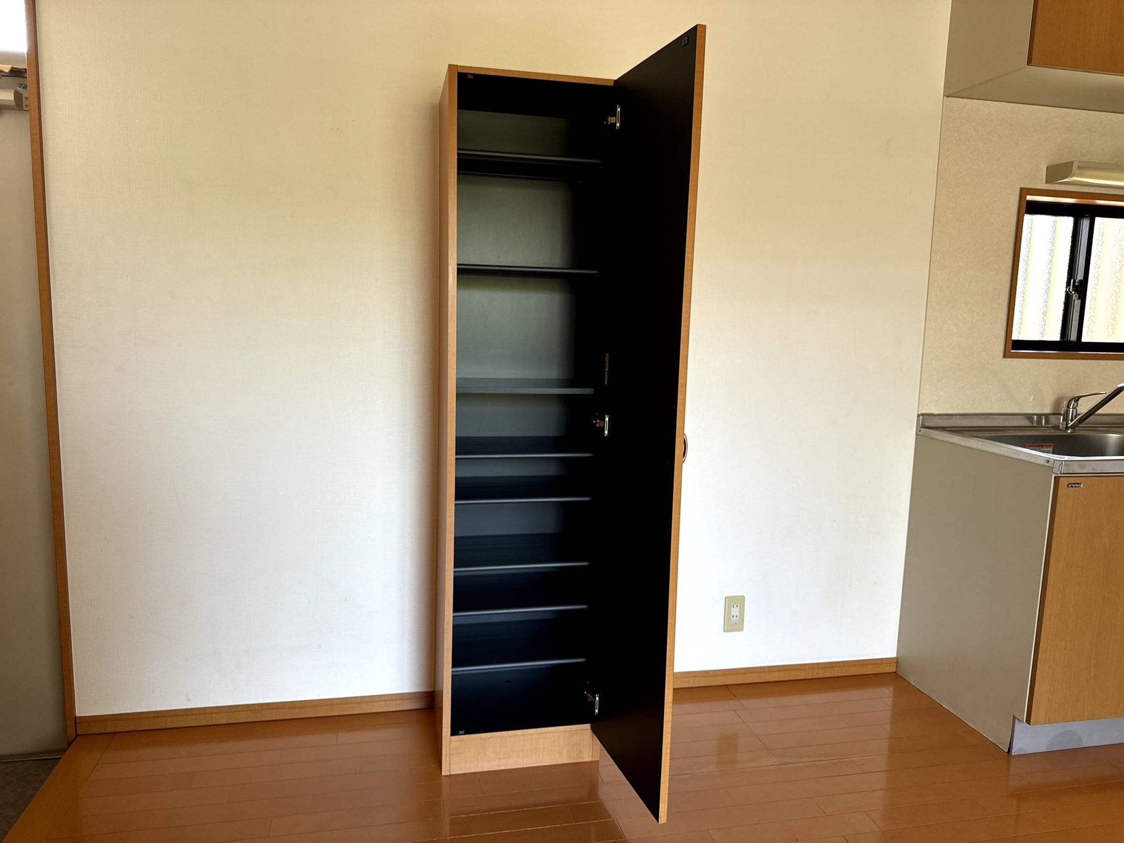 扉を開けた、棚の多い背の高い靴箱