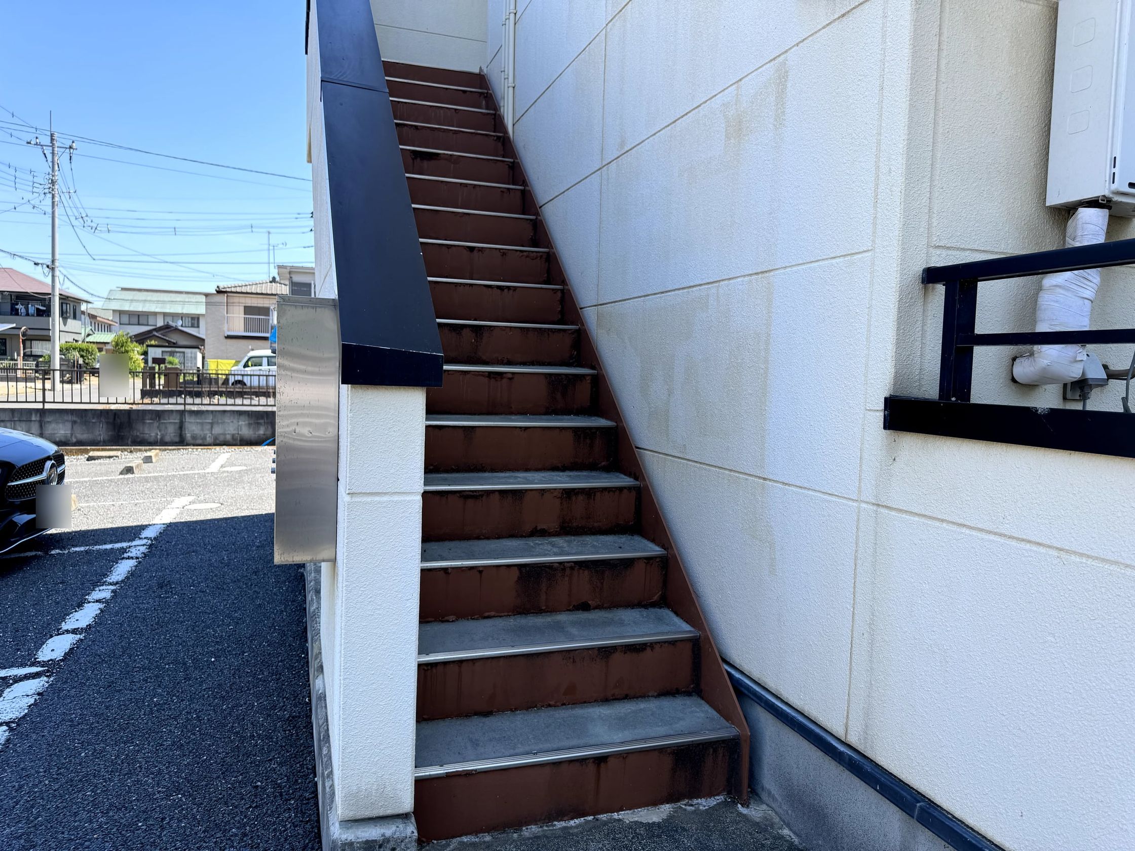 2 階へ上がる屋外の階段