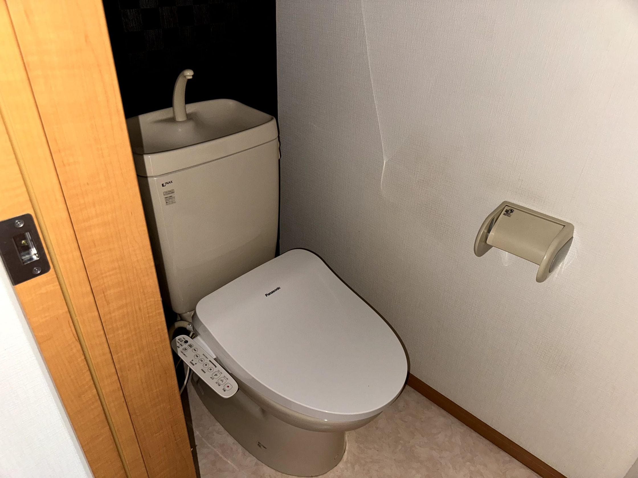 温水洗浄便座の付いたトイレ